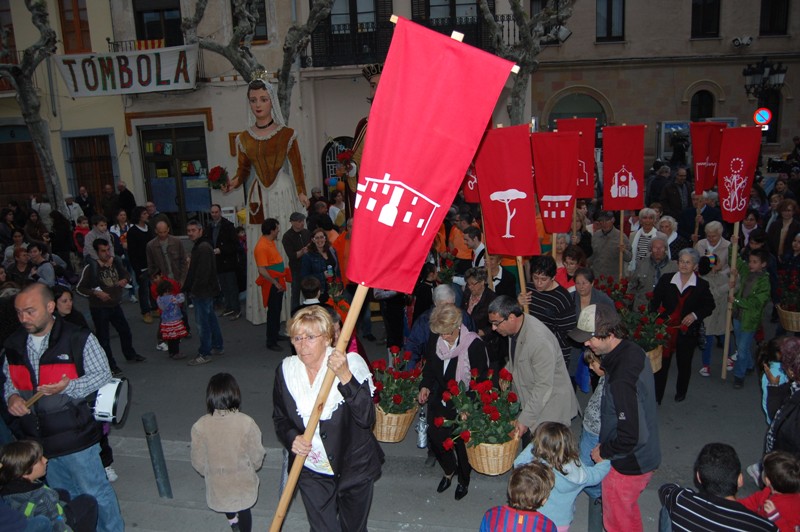 Entrada a l'església i ofrena de roses