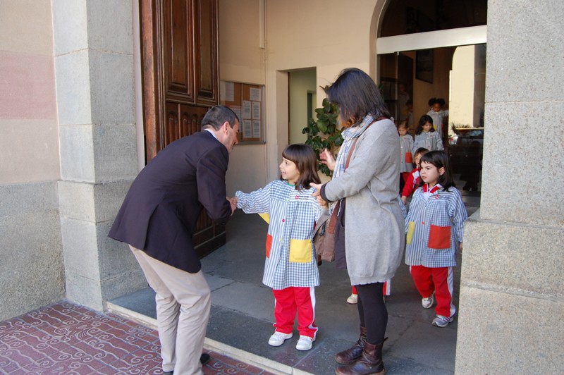 Els alumnes de P4 de Sant Jordi regalen el Guernica a l'alcalde