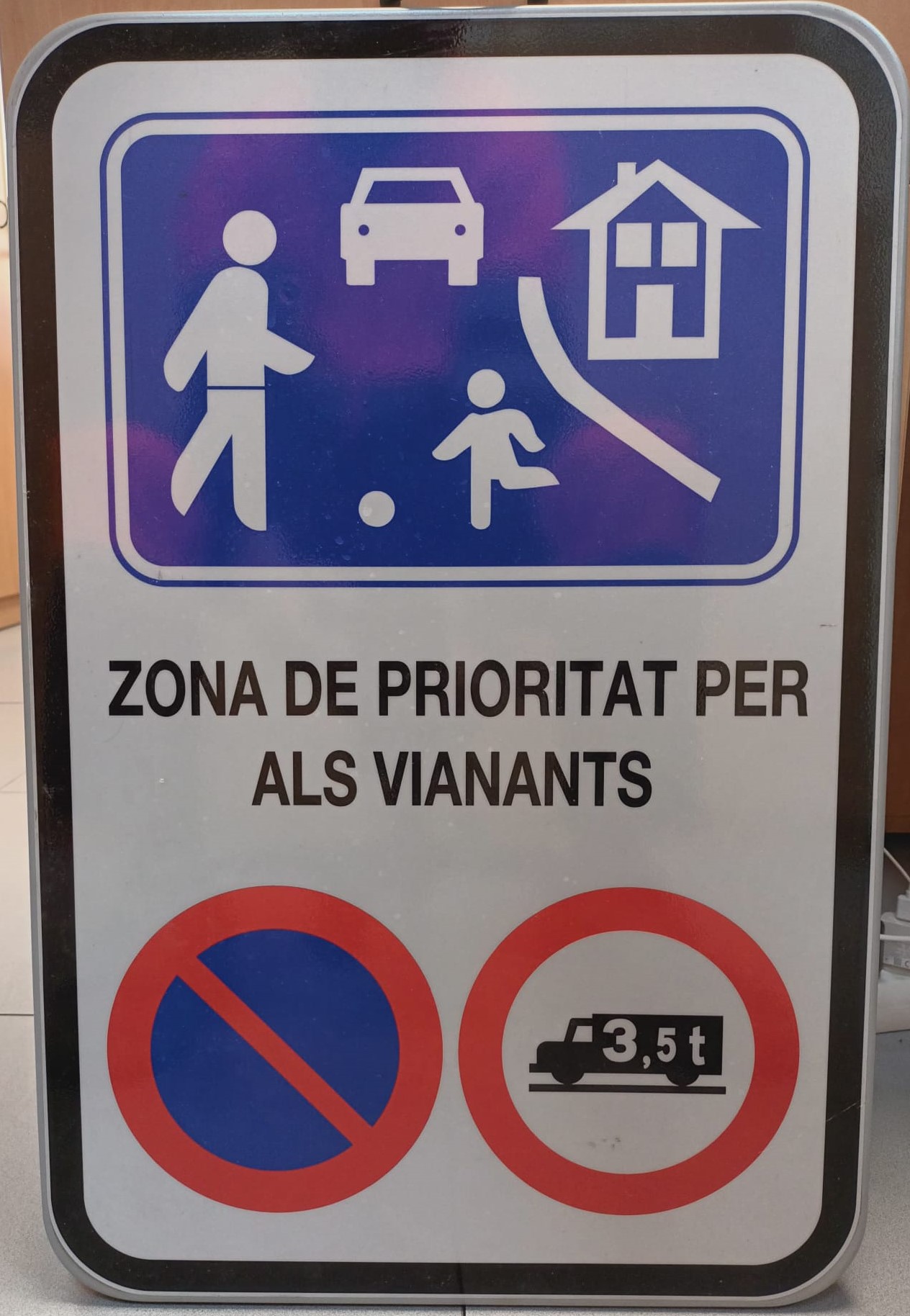 Es prohibeix el pas de camions al carrer Murillo