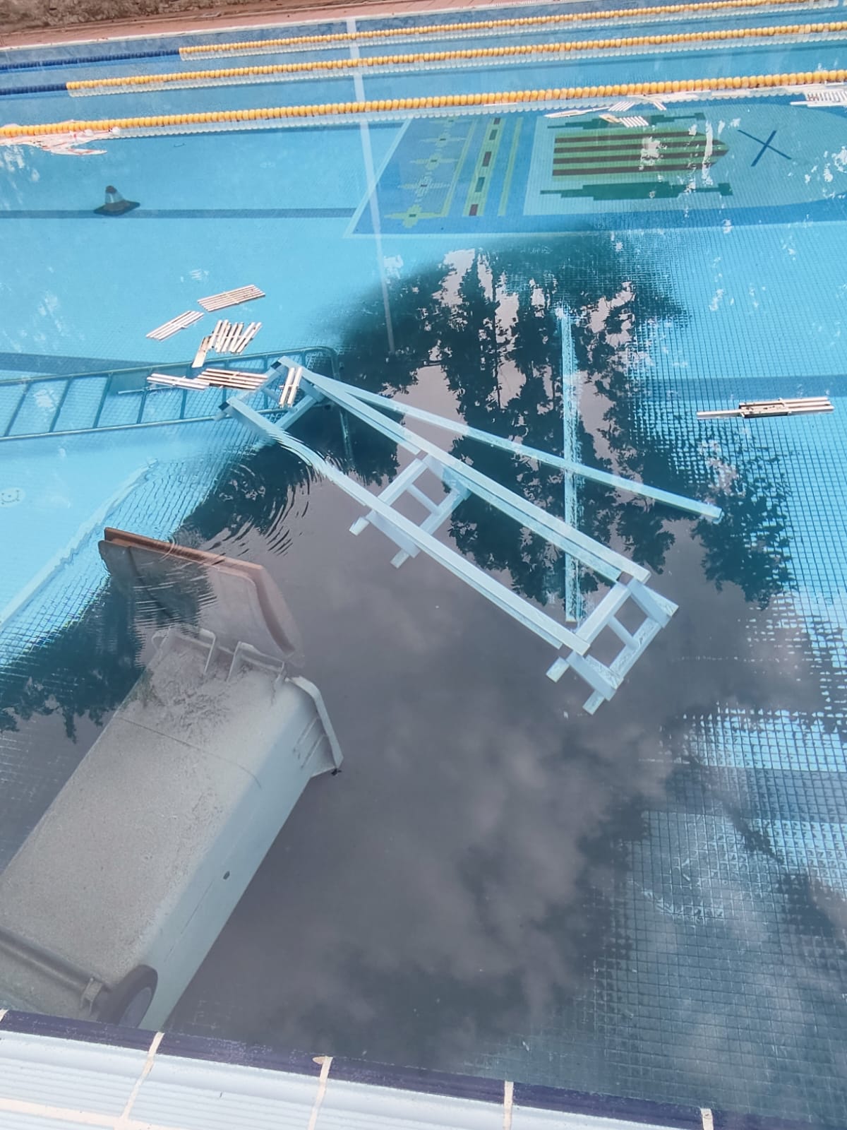 Tanca el servei de bany de la piscina municipal per actes vandàlics