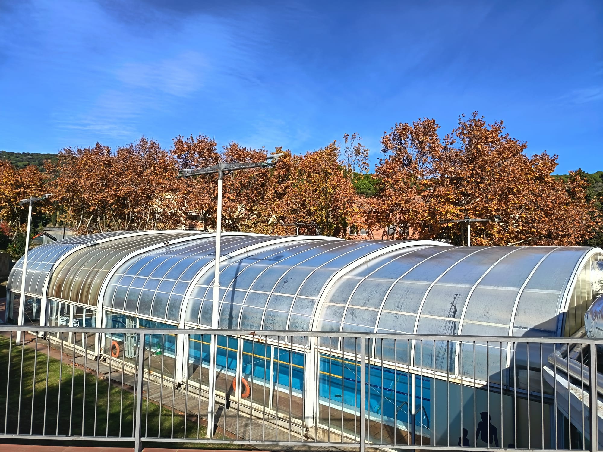 La Piscina municipal reobre després dels treballs de canvi de la coberta